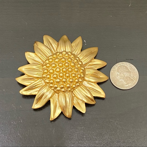 Vintage Unsigned Large Sunflower Gold-tone Brooch New (Old Stock) - Picture 7 of 11
